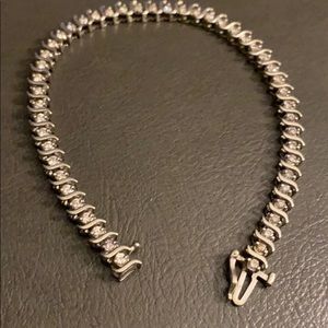 Diamond tennis bracelet in 10k white gold